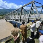 Presiden Prabowo Subianto saat meninjau lokasi terdampak banjir di Kutacane, Kabupaten Aceh Tenggara, Senin (1/12/2025) | Sumber Foto: Biro Pers Setpres