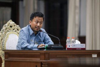 Kepala Bidang Jalan dan Jembatan DSDABM Kota Surabaya, Adi Gunita, saat menyampaikan paparan seleksi JPT untuk posisi Kepala DPRKPP Surabaya | Foto: Ist/Kom