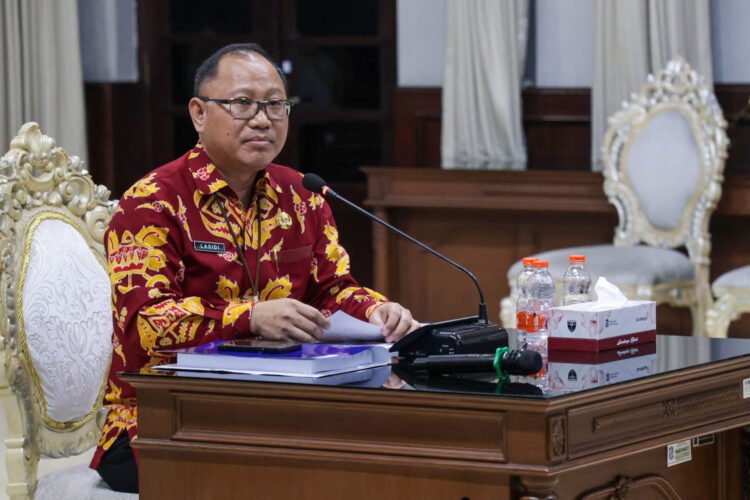 Sekretaris DPM-PTSP Kota Surabaya, Lasidi, saat mengikuti fit and proper test pengisian Jabatan Pimpinan Tinggi Pratama (JPT) di Ruang Sidang Wali Kota Surabaya, Senin (1/12/2025) | Foto: Ist/Kom