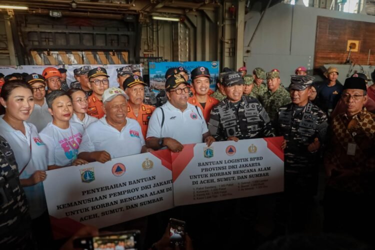 Distribusi bantuan dilaksanakan di Markas Komando Lintas Laut Militer (Kolinlamil) Jakarta Utara, Minggu (30/12/2025) | Foto: Kominfotik