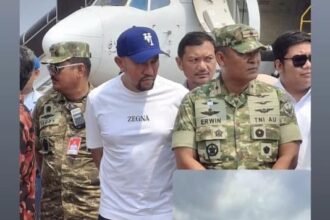 Anggota DPR RI non-aktif Ahmad Sahroni, terlihat memakai kaos putih, topi biru, dan celana hitam | Foto: Istimewa/Ws