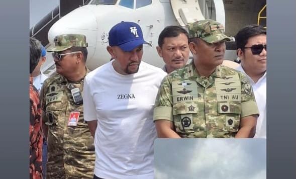 Anggota DPR RI non-aktif Ahmad Sahroni, terlihat memakai kaos putih, topi biru, dan celana hitam | Foto: Istimewa/Ws