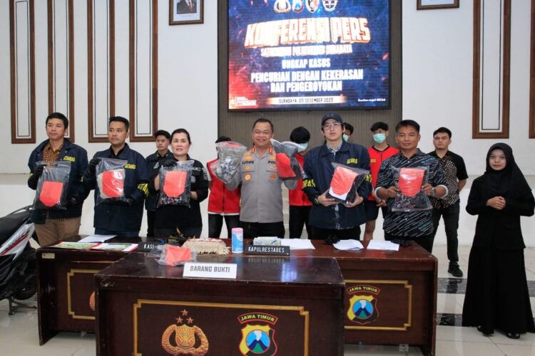 Konferensi pers ungkap kasus pencurian dengan kekerasan disertai pengeroyokan yang dihelat di Gedung Bhara Daska, Polrestabes Surabaya, Jumat (5/12/2025) | Foto: Ariandi K/BI