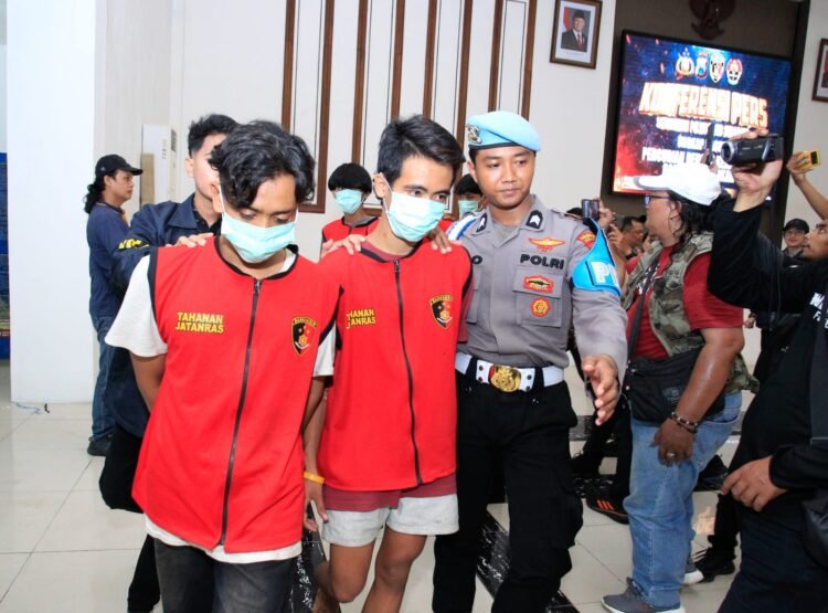 Pelaku pencurian dengan kekerasan (curas) saat dihadirkan dalam konferensi pers di Gedung Bhara Daska, Polrestabes Surabaya, Jumat (5/12/2025) | Foto: Ariandi K/BI