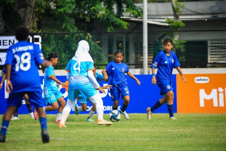 Arema FC Women Vs Srikandi Mojopahit FC pada turnamen sepak bola putri U-15 seri Surabaya di Lapangan Bogowonto, Sabtu (6/12/2025) | Foto: Ist/Dimas AP