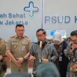 Gubernur DKI Jakarta, Pramono Anung, saat mengunjungi korban di Rumah Sakit Umum Daerah (RSUD) Koja, Kamis (11/12/2025) | Foto: Kominfotik DKI