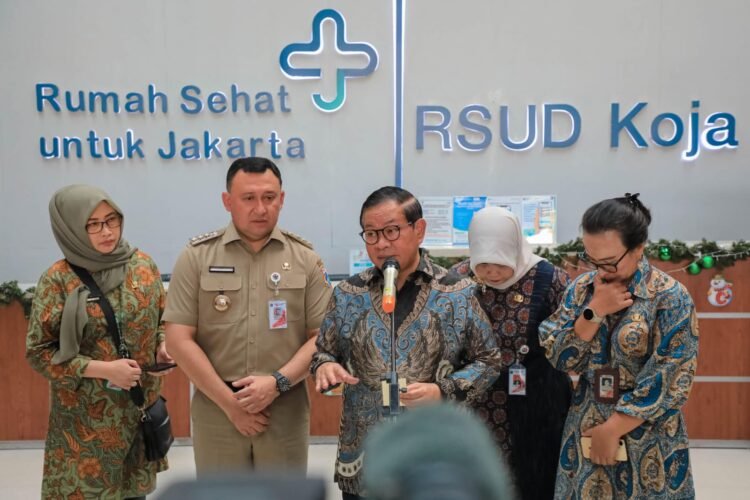 Gubernur DKI Jakarta, Pramono Anung, saat mengunjungi korban di Rumah Sakit Umum Daerah (RSUD) Koja, Kamis (11/12/2025) | Foto: Kominfotik DKI