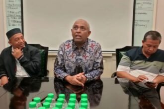 Ketua PSSI Jawa Timur, Ahmad Riyadh saat memberikan keterangan pers di Surabaya, Kamis (11/12/2025) | Foto: Dimas AP/BI