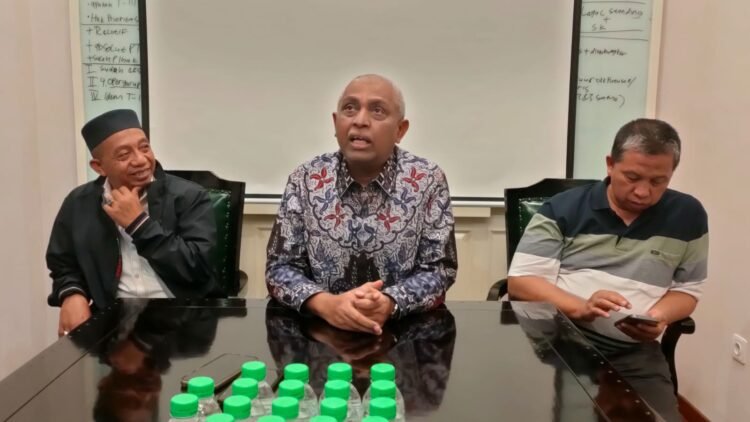 Ketua PSSI Jawa Timur, Ahmad Riyadh saat memberikan keterangan pers di Surabaya, Kamis (11/12/2025) | Foto: Dimas AP/BI