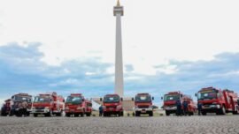 Penyerahan hibah Kendaraan Dinas Operasional Damkar di Silang Barat Monas, Jakarta Pusat, Senin (29/12/2025). (Foto: Kominfotik DKI)