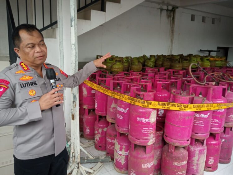 Kapolrestabes Surabaya, Kombes Pol Luthfie Sulistiawan, menunjukkan barang bukti elpiji 12 kg yang diduga hasil oplosan | Foto: Ariandi K/BI