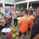 Konferensi pers ungkap kasus pengoplosan elpiji subsidi 3 kg ke tabung 12 kg di Mapolrestabes Surabaya, Kamis (11/12/2025) | Foto: Ariandi K/BI