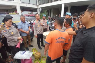Konferensi pers ungkap kasus pengoplosan elpiji subsidi 3 kg ke tabung 12 kg di Mapolrestabes Surabaya, Kamis (11/12/2025) | Foto: Ariandi K/BI