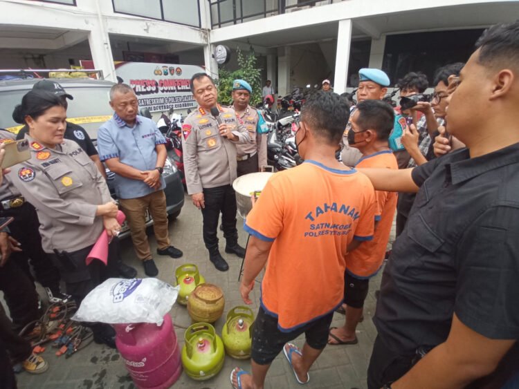 Konferensi pers ungkap kasus pengoplosan elpiji subsidi 3 kg ke tabung 12 kg di Mapolrestabes Surabaya, Kamis (11/12/2025) | Foto: Ariandi K/BI