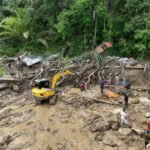 dok. Pencarian korban hilang dan pembukaan akses jalan menggunakan alat berat di Kecamatan Palembayan, Kabupaten Agam, Sumatra Barat, Minggu (30/11/2025) | Sumber Foto: BNPB