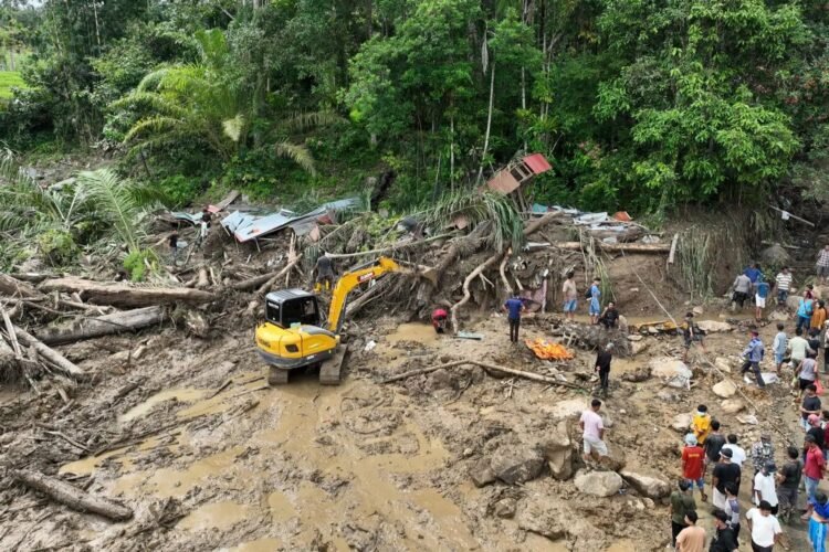 dok. Pencarian korban hilang dan pembukaan akses jalan menggunakan alat berat di Kecamatan Palembayan, Kabupaten Agam, Sumatra Barat, Minggu (30/11/2025) | Sumber Foto: BNPB