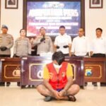 Konferensi pers ungkap kasus penganiayaan hingga menyebabkan korban meninggal dunia yang digelar Mapolrestabes Surabaya, Senin (1/12/2025) | Foto: Hum/Res