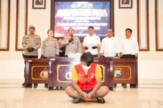 Konferensi pers ungkap kasus penganiayaan hingga menyebabkan korban meninggal dunia yang digelar Mapolrestabes Surabaya, Senin (1/12/2025) | Foto: Hum/Res