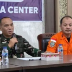 Inspektur Kodam XX/TIB Brigjen TNI Heri Susanto (kiri) bersama perwakilan Basarnas Djefri D.T. (kanan) dalam konferensi pers di Kantor Gubernur Sumatera Barat, Kota Padang, Selasa (2/12/2025) | Sumber Foto: Infopublik