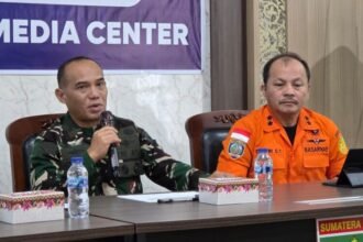 Inspektur Kodam XX/TIB Brigjen TNI Heri Susanto (kiri) bersama perwakilan Basarnas Djefri D.T. (kanan) dalam konferensi pers di Kantor Gubernur Sumatera Barat, Kota Padang, Selasa (2/12/2025) | Sumber Foto: Infopublik