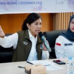 Menteri Komunikasi dan Digital (Komdigi), Meutya Hafid, saat memimpin rapat koordinasi di Medan, Senin (01/12/2025) | Sumber Foto: Komdigi