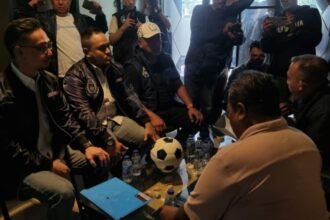 Raja Siahaan menjadi pendaftar pertama pemilihan Ketua Asprov PSSI Jawa Timur periode 2026–2030 pada Rabu (3/12/2025) | Foto: Dimas AP/BI