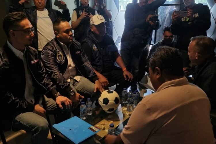 Raja Siahaan menjadi pendaftar pertama pemilihan Ketua Asprov PSSI Jawa Timur periode 2026–2030 pada Rabu (3/12/2025) | Foto: Dimas AP/BI