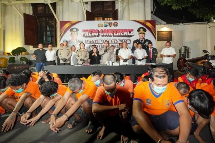 Konferensi pers ungkap kasus curanmor yang dihelat di Mapolrestabes Surabaya, Selasa (2/12/2025) | Sumber Foto: Hum/Res