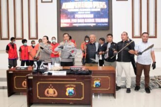 Konferensi pers pengungkapan kasus pencurian kabel PJU dan Telkom di Mapolrestabes Surabaya, Rabu (3/12/2025) | Foto: Ariandi K/BI