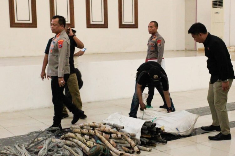 Barang bukti sisa potongan kabel yang telah diamankan oleh Polrestabes Surabaya | Foto: Ariandi K/BI