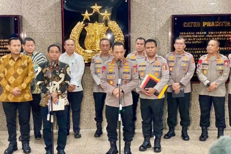 Kapolri Jenderal Polisi Listyo Sigit Prabowo bersama Menhut Raja Juli Antoni, saat menyampaikan keterangan pers di Gedung Utama Mabes Polri, Kamis (4/12/2025) malam | Sumber Foto: Divhum Polri