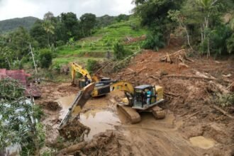 dok. Petugas melakukan perbaikan akses di Kabupaten Agam, Sumatra Barat, yang sempat terputus akibat banjir bandang, Rabu (3/12/2025) | Sumber Foto: BNPB