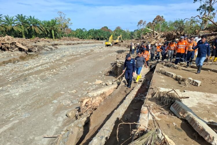 Menteri KLH/BPLH Hanif Faisol Nurofiq, saat melakukan kunjungan kerja dan verifikasi lapangan di Kecamatan Garoga, Kabupaten Tapanuli Utara, Sumatra Utara | Sumber Foto: Hum-KLH/BPLH