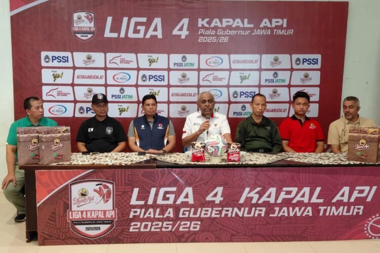 Ketua Asprov PSSI Jawa Timur, Ahmad Riyadh, saat menyampaikan keterangan pers terkait Liga 4 Piala Gubernur Jatim | Foto: Ist/Dimas Ap