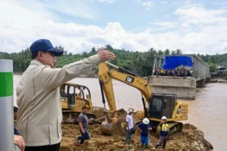 Presiden Prabowo Subianto saat meninjau pengerjaan Jembatan Bailey Teupin Mane di ruas penghubung Bireuen-Takengon, Kabupaten Bireuen, Aceh, Minggu (7/12/2025) | Sumber Foto: Biro Pers Setpres