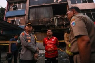Gubernur DKI Jakarta, Pramono Anung, saat meninjau lokasi kebakaran di Cempaka Baru, Jakarta Pusat, Selasa (09/12/2025) | Foto: Kominfotik DKI