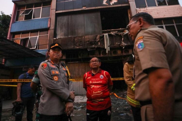 Gubernur DKI Jakarta, Pramono Anung, saat meninjau lokasi kebakaran di Cempaka Baru, Jakarta Pusat, Selasa (09/12/2025) | Foto: Kominfotik DKI