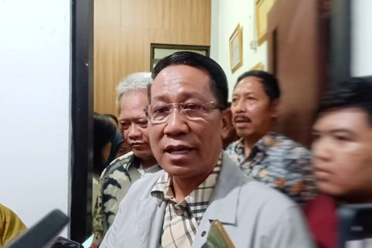 Menkum RI, Supratman Andi Agtas, saat meninjau Pos Bantuan Hukum di Kantor Kelurahan Gayungan, Kecamatan Gayungan, Surabaya, Kamis (11/12/2025) | Foto: Dna/BI