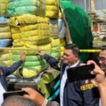 Konferensi pers ungkap kasus penyelundupan pakaian bekas ilegal atau thrifting yang digelar di GOR Ngurah Rai Denpasar, Bali, Senin (15/12/2025) | Sumber Foto: Hum/Polri