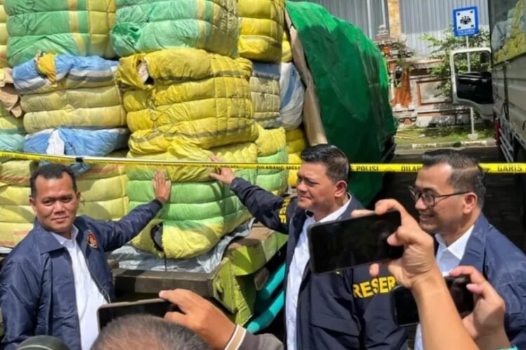 Konferensi pers ungkap kasus penyelundupan pakaian bekas ilegal atau thrifting yang digelar di GOR Ngurah Rai Denpasar, Bali, Senin (15/12/2025) | Sumber Foto: Hum/Polri