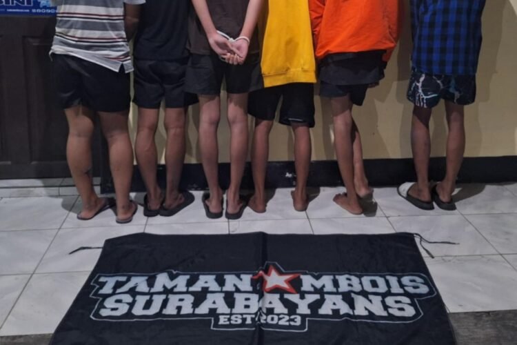 Kelompok remaja saat diamankan Polres Pelabuhan Tanjung Perak, Polda Jawa Timur | Foto: dok. Hum/Res