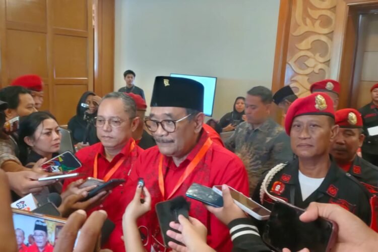 Ketua DPP PDI Perjuangan Bidang Ideologi dan Kaderisasi, Djarot Saiful Hidayat, saat memberikan keterangan pers dalam Konferda DPD PDIP Jatim di Kota Surabaya, Sabtu (20/12/2025) | Foto: Dimas AP/BI