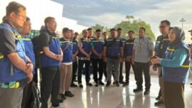 Kemenkes RI lepas ratusan relawan dokter dan nakes ke wilayah terdampak bencana di Aceh, Sabtu (20/12/2025). (Foto: Kemenkes)