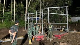 Proses pembangunan hunian sementara (Huntara) di wilayah Palembayan, Kabupaten Agam, Sumatra Barat, Jumat (19/12/2025).(Sumber Foto: Dispenad)