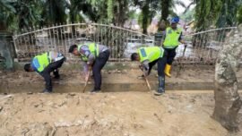 dok. Tim kemanusiaan Korlantas Polri membersihkan lingkungan masjid yang terdampak bencana banjir di Kabupaten Aceh Tamiang, Rabu (17/12/2025). (Foto: Korlantas Polri)