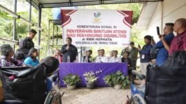 Penyaluran bantuan program ATENSI dan sembako kepada penyandang disabilitas terdampak banjir bandang di Kota Sibolga, Sumatra Utara, Minggu (21/12/2025). (Hum/Kemensos)