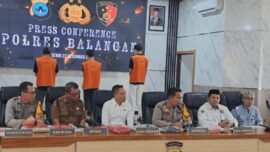 Konferensi pers ungkap kasus video asusial yang berlangsung di Aula Polres Balangan, Polda Kalimantan Selatan, Senin (22/12/2025). (Hum/Res)