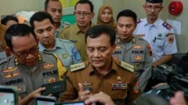 Gubernur Jawa Tengah Ahmad Luthfi, saat mengunjungi korban kecelakaan bus PO Cahaya Trans di RSUP dr Kariadi, Kota Semarang, Senin (22/12/2025). (Hum/Prov)