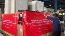 Pemberangkatan bantuan berupa genset dan ponsel pintar di Bandara Halim Perdanakusuma, Jakarta, Senin (22/12/2025). (Foto: Komdigi)