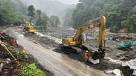 dok. Alat berat dikerahkan untuk percepatan perbaikan Jalan Nasional Padang-Bukittinggi, Provinsi Sumatra Barat, Senin (15/12/2025). (Foto: BNPB)
